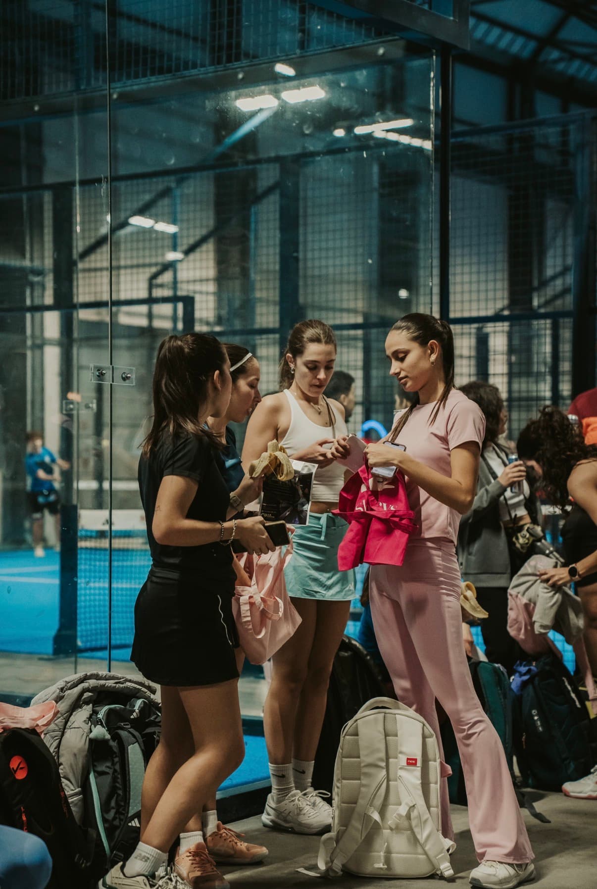 Jugadoras preparándose antes de jugar